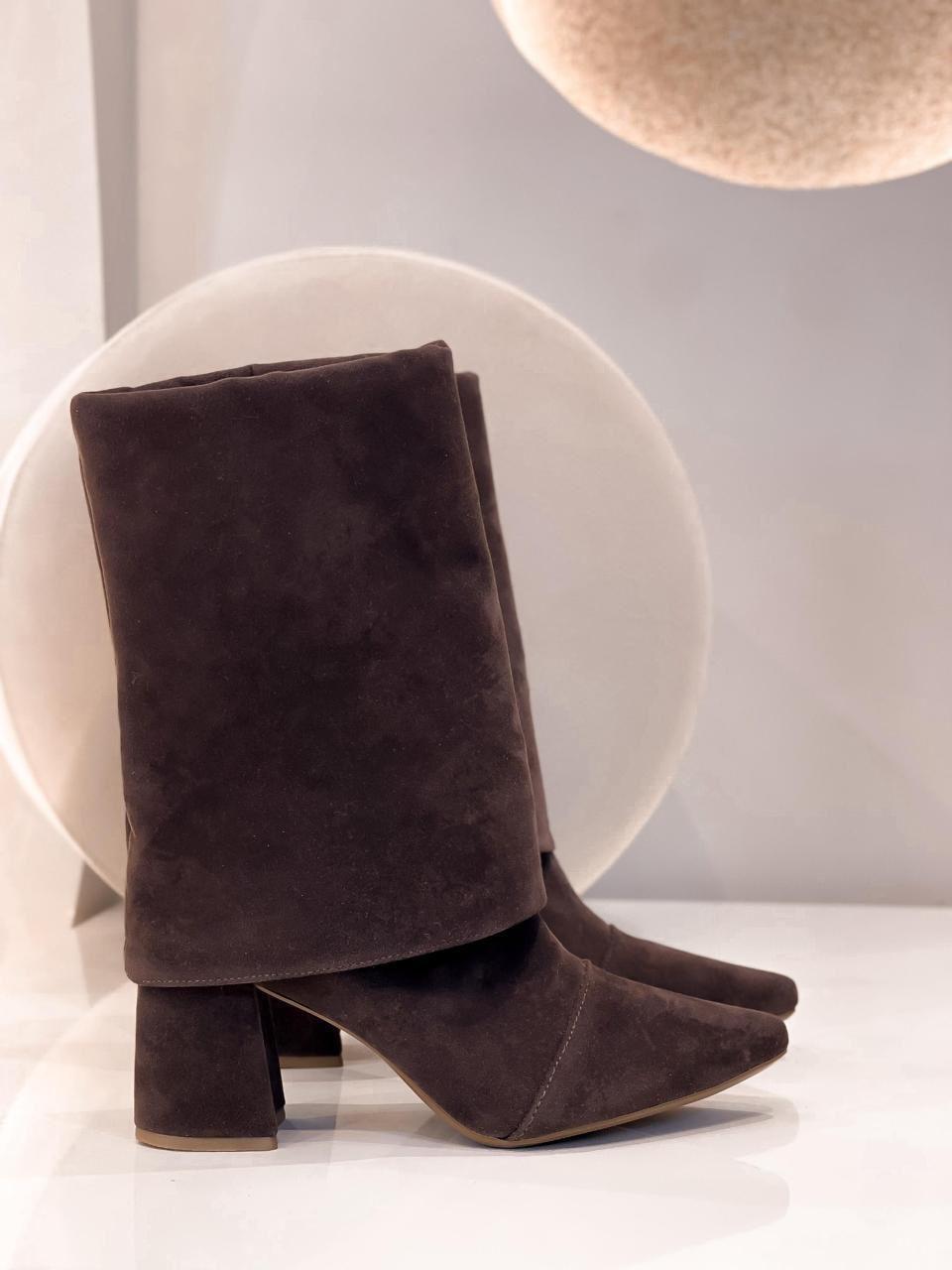 CLASSIC BLOCK HEEL SUEDE BOOTS